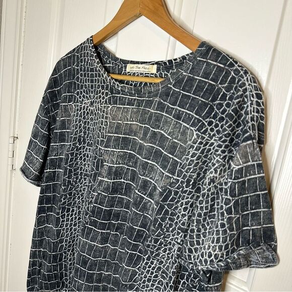 We The Free Grey White Alligator Crocodile Print Short Sleeve Oversized Tee Sz M - Picture 3 of 6
